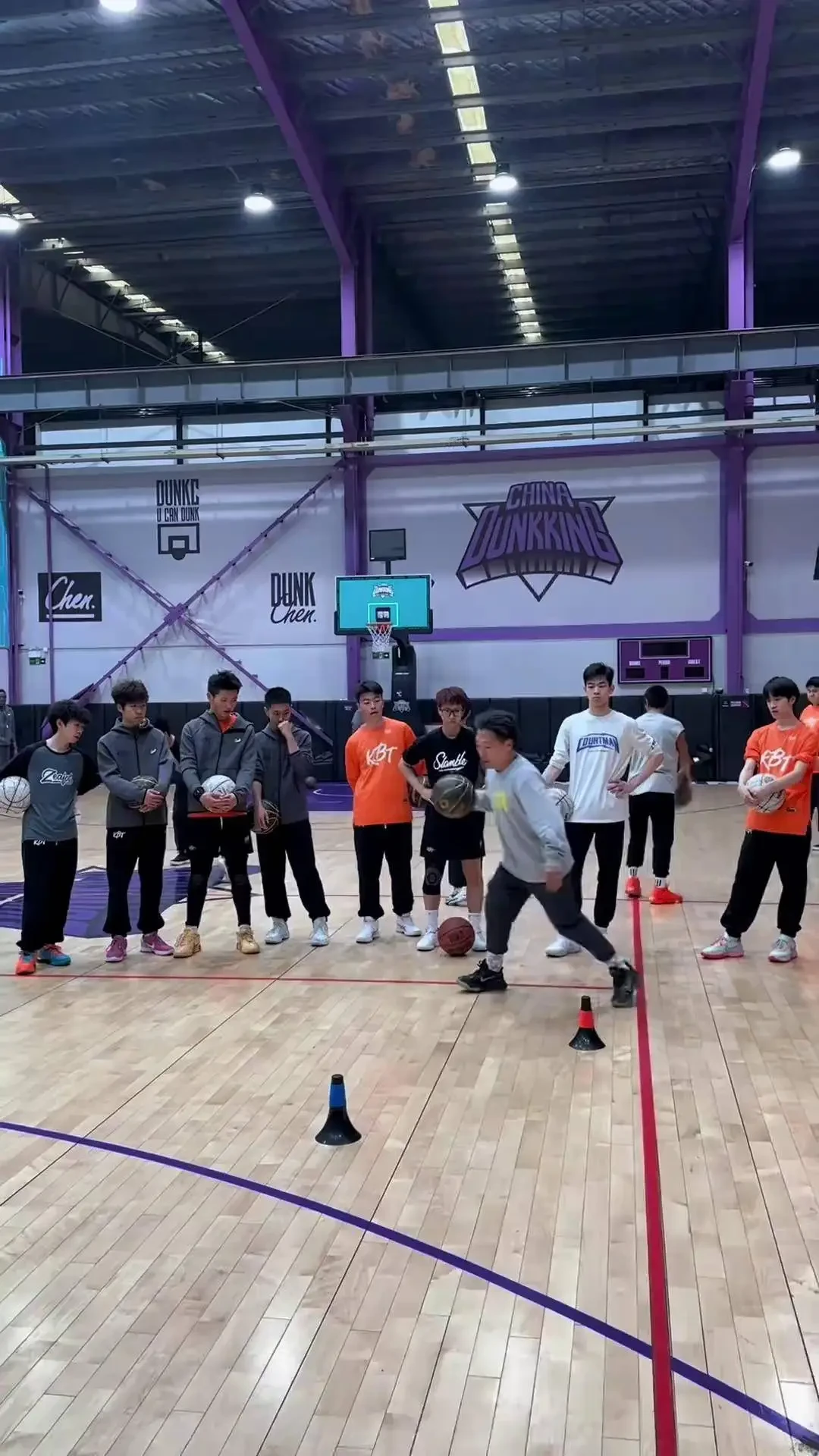 刻苦训练篮球时如何避免受伤的建议_1